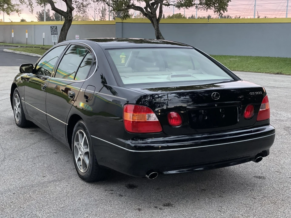 2000 Lexus GS 2nd Gen - Image 18 of 31