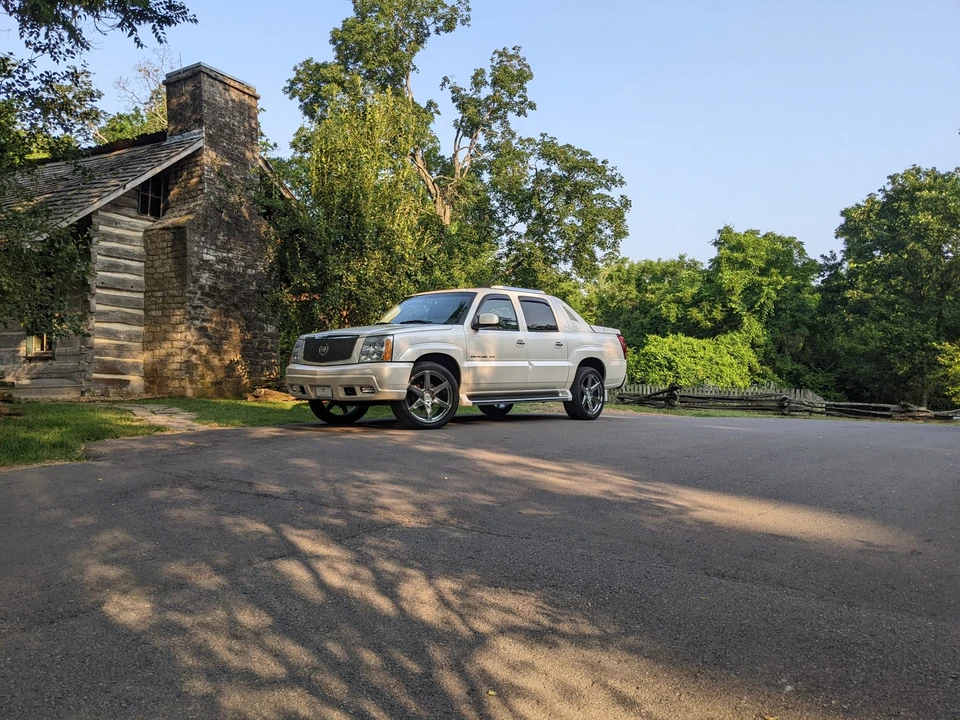 2002 Cadillac Escalade & EXT 2nd Gen - Image 2 of 31