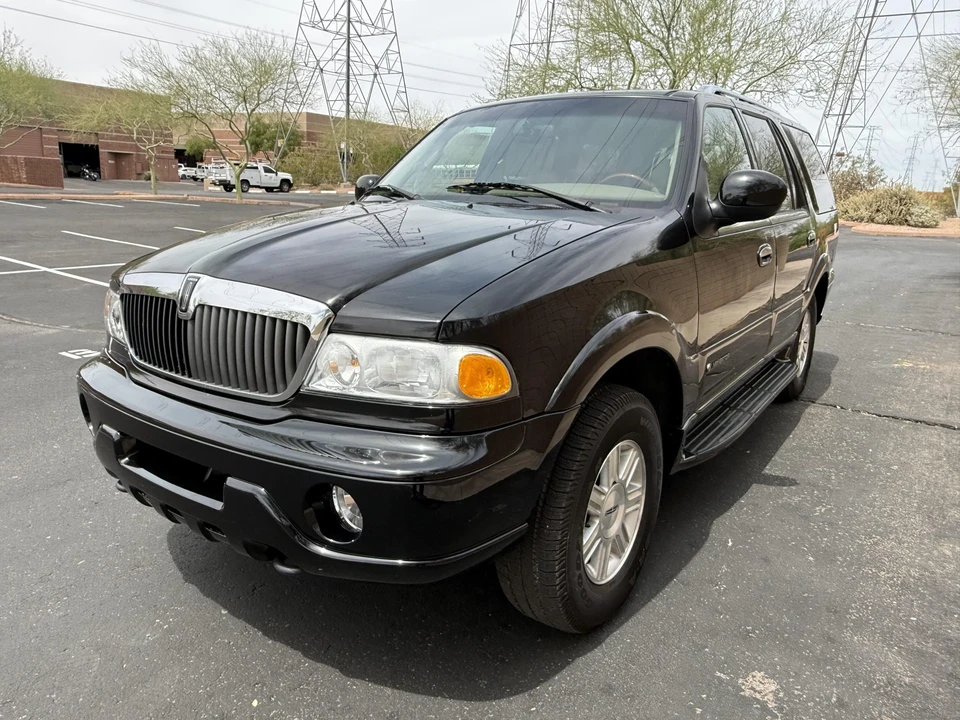 2002 Lincoln Navigator 1st Gen - Image 2 of 31
