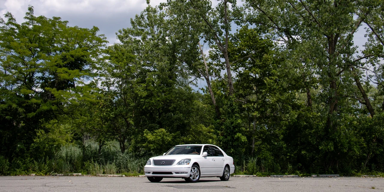 2005 Lexus LS 3rd Gen - Image 5 of 31