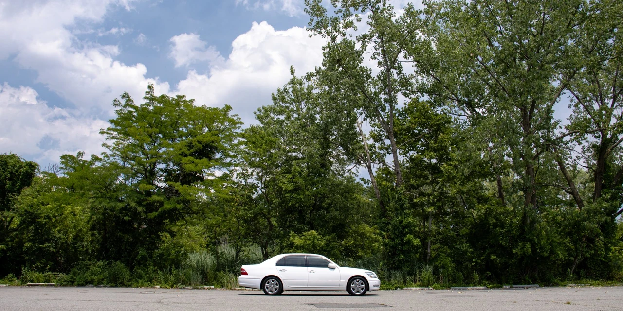 2005 Lexus LS 3rd Gen - Image 10 of 31