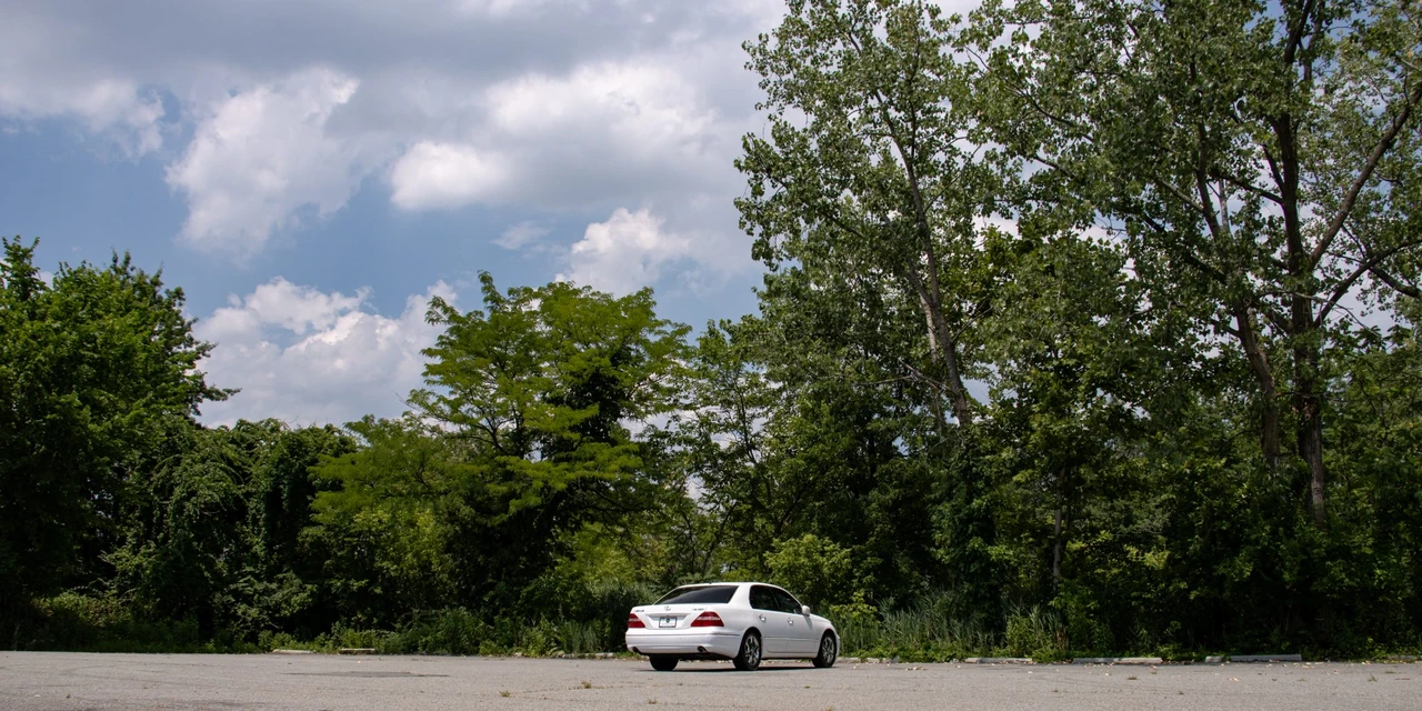 2005 Lexus LS 3rd Gen - Image 18 of 31