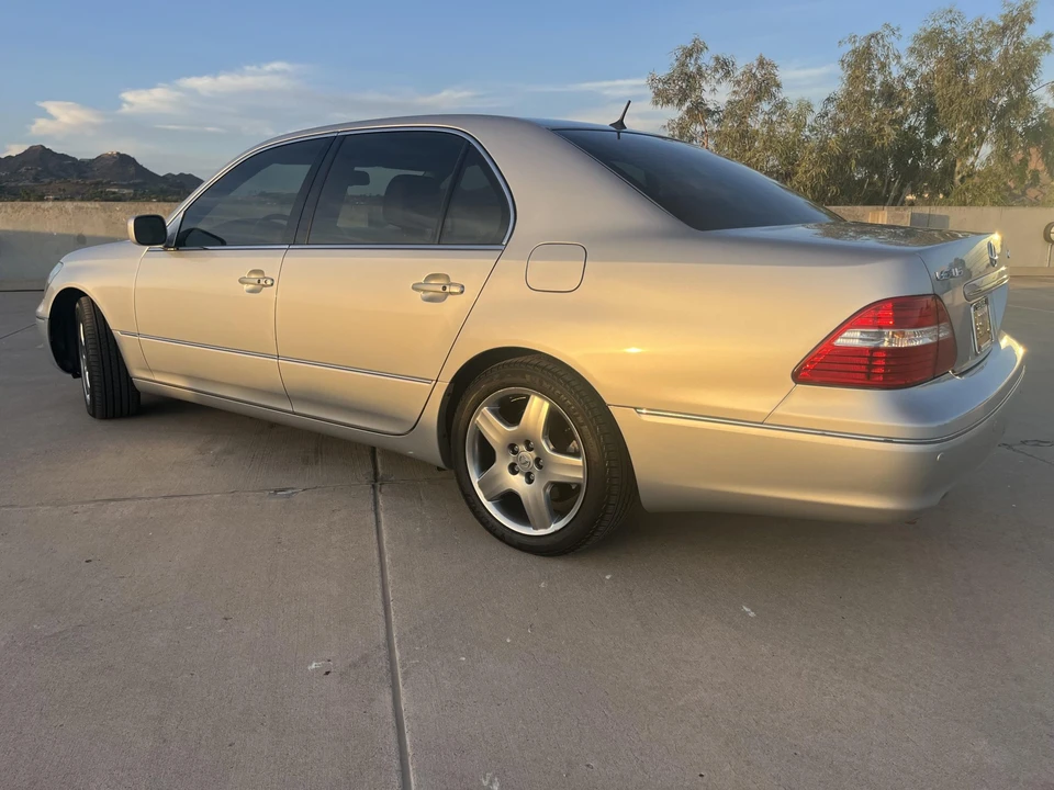 2005 Lexus LS 3rd Gen - Image 5 of 31