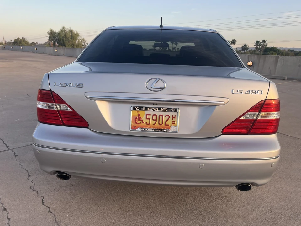 2005 Lexus LS 3rd Gen - Image 10 of 31