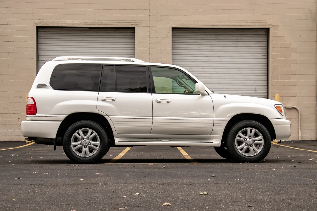 2005 Lexus LX 2nd Gen - Image 17 of 31