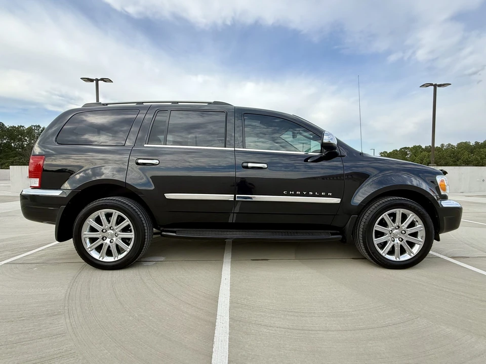 2008 Chrysler Aspen - Image 10 of 31