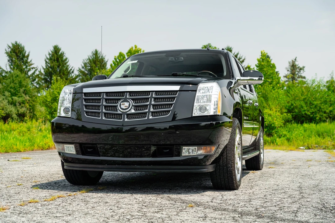 2011 Cadillac Escalade & EXT 3rd Gen - Image 2 of 31