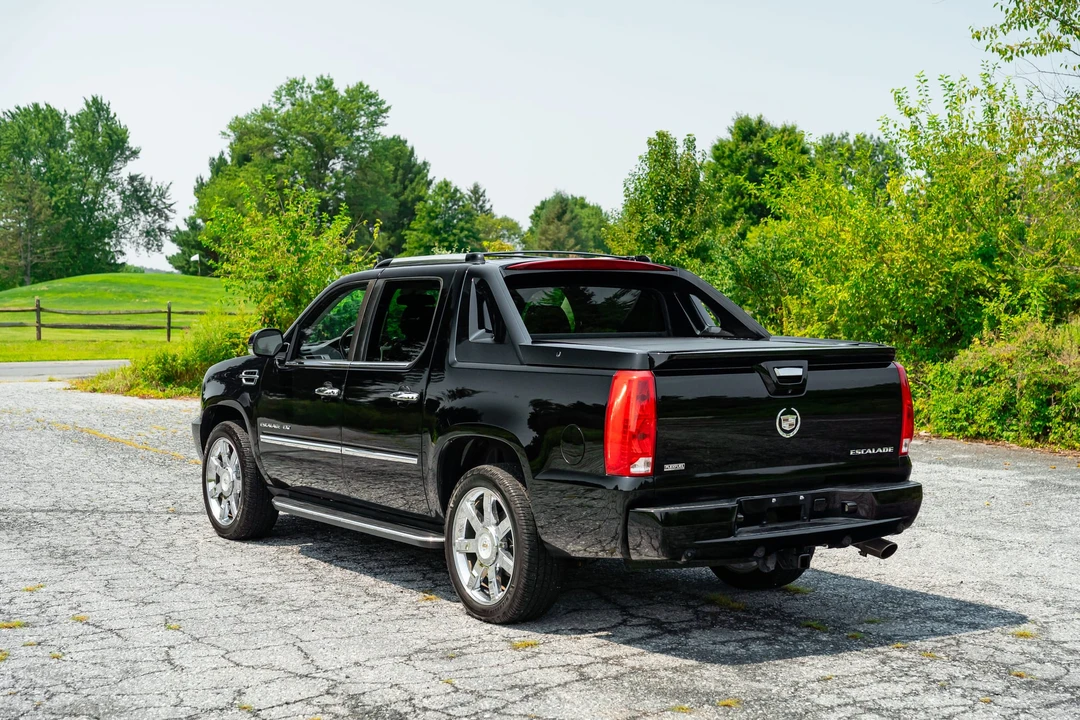2011 Cadillac Escalade & EXT 3rd Gen - Image 17 of 31