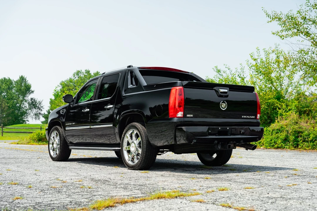 2011 Cadillac Escalade & EXT 3rd Gen - Image 18 of 31