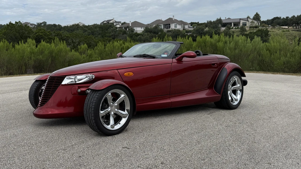 2002 Plymouth Prowler - Image 2 of 31