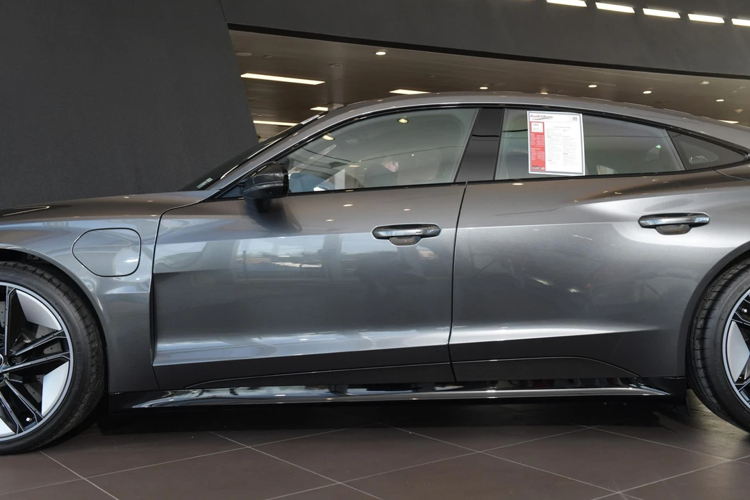 2022 Audi e-tron GT - Image 28 of 31