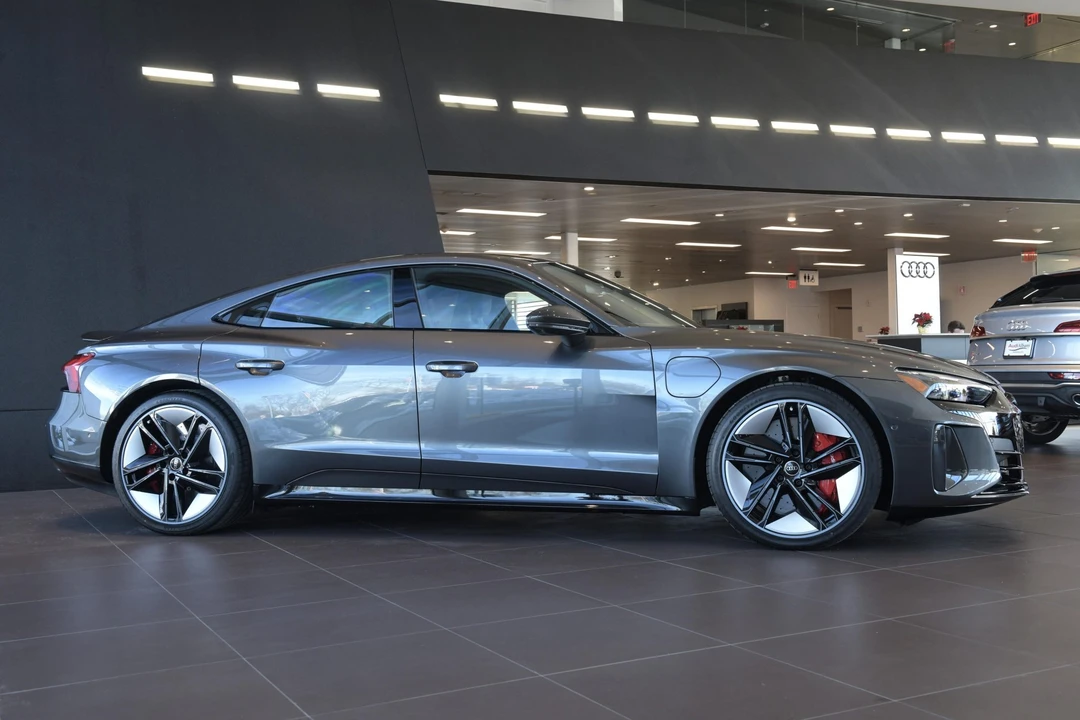 2022 Audi e-tron GT - Image 13 of 31
