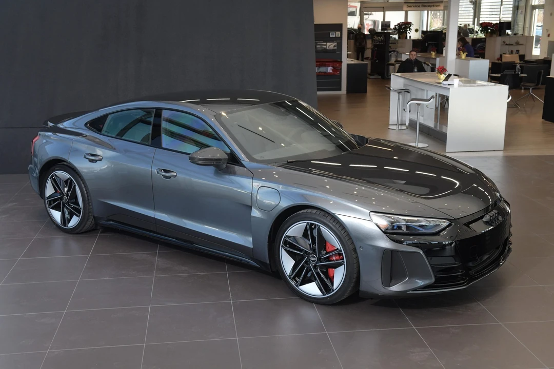 2022 Audi e-tron GT - Image 11 of 31