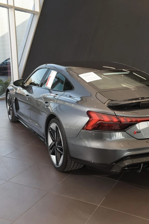 2022 Audi e-tron GT - Image 29 of 31