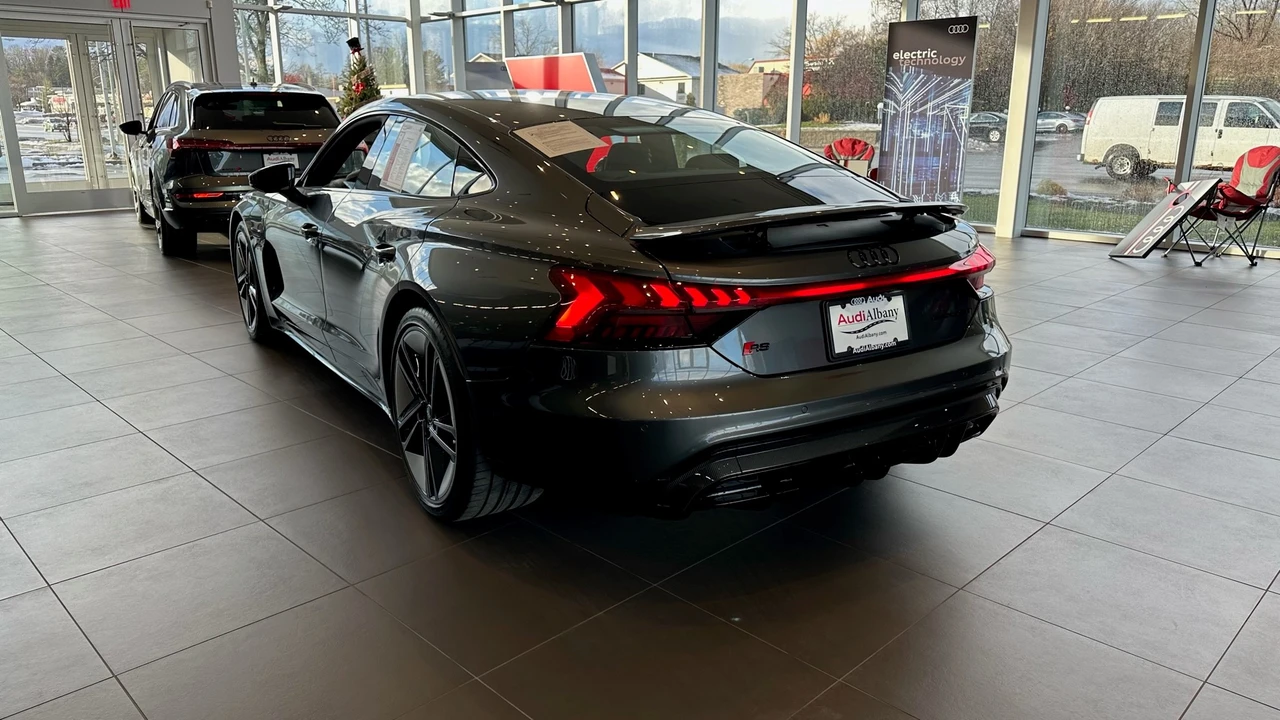 2022 Audi e-tron GT - Image 19 of 31
