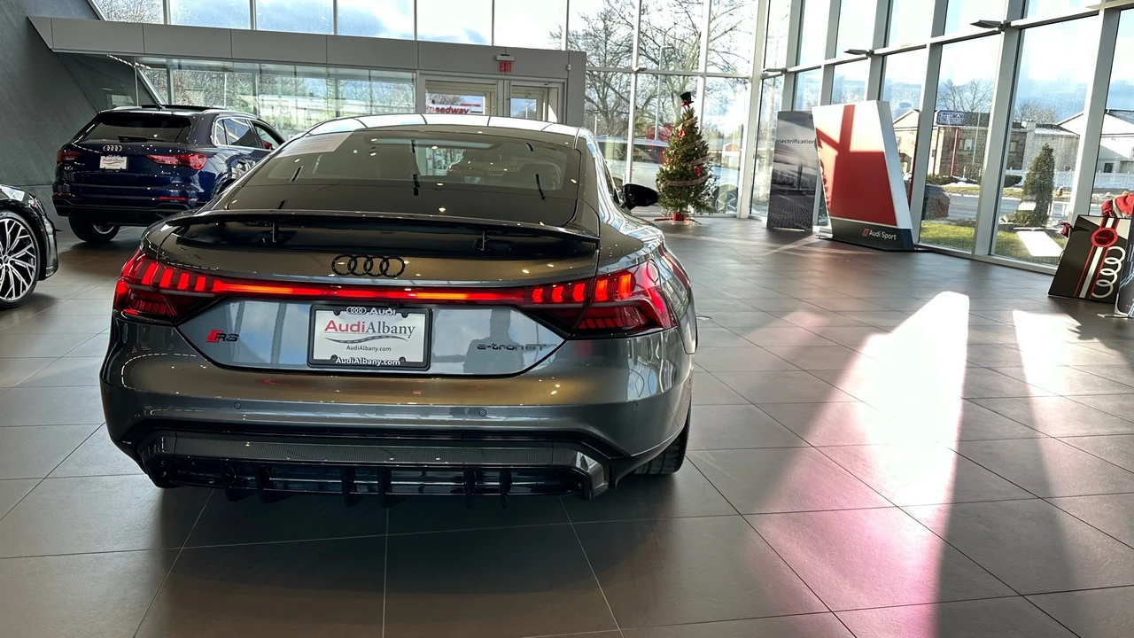 2022 Audi e-tron GT - Image 15 of 31