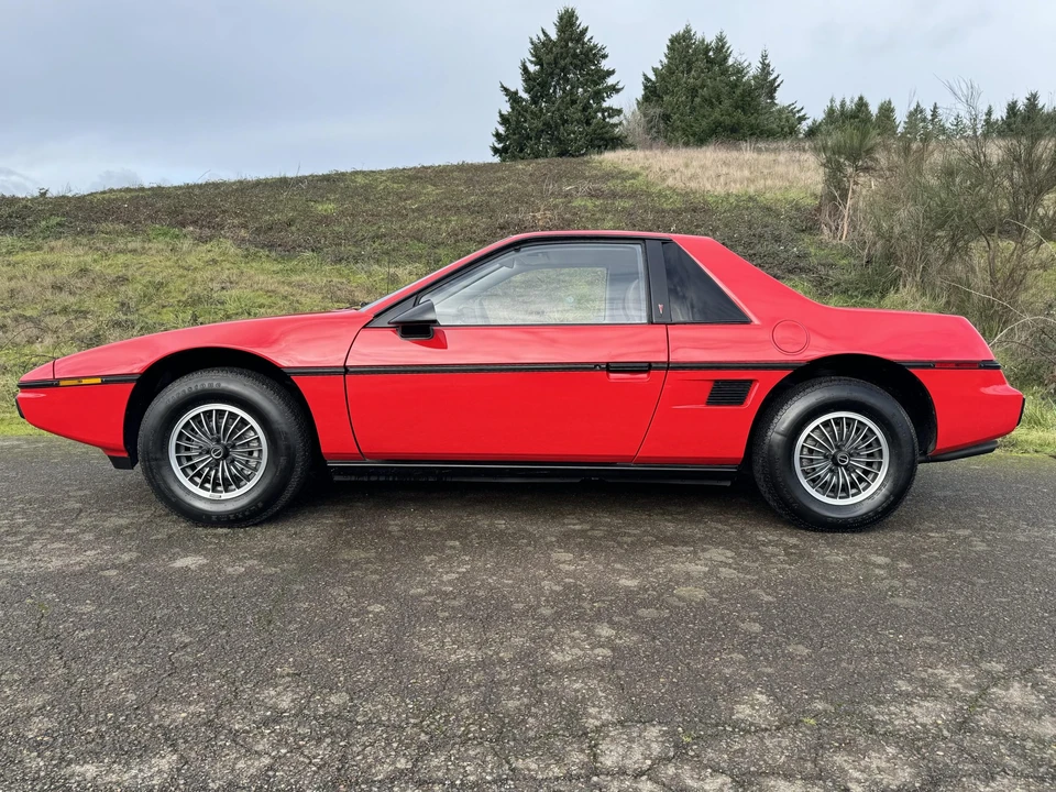 1985 Pontiac Fiero - Image 16 of 31