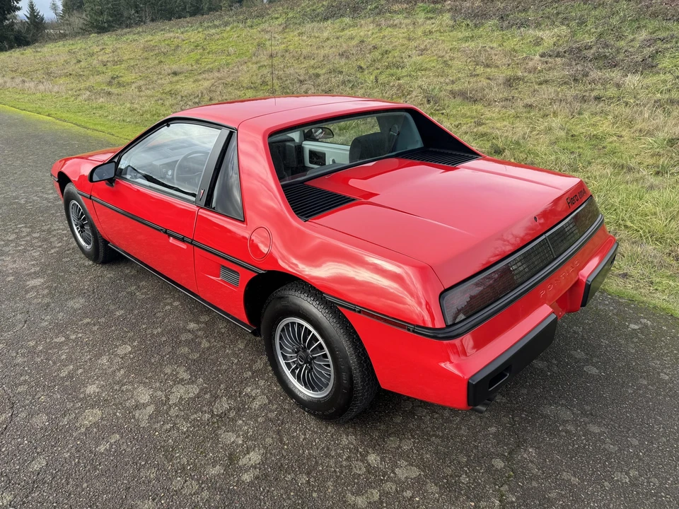 1985 Pontiac Fiero - Image 14 of 31