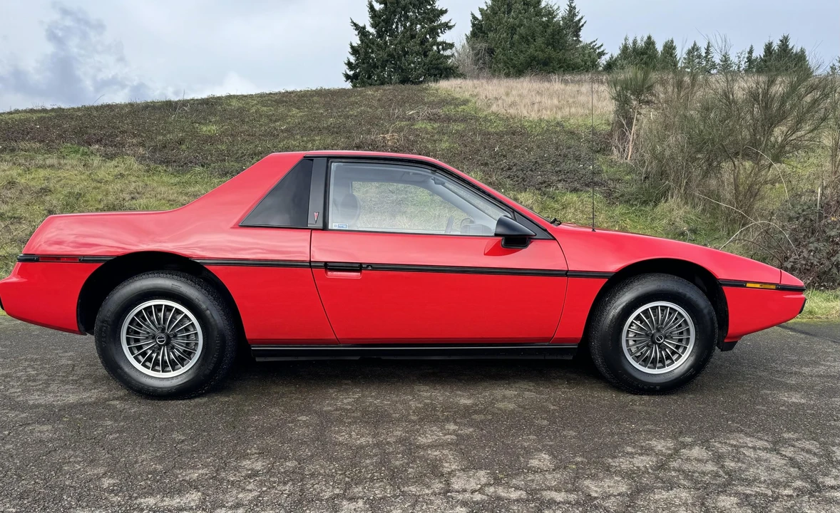 1985 Pontiac Fiero - Image 12 of 31
