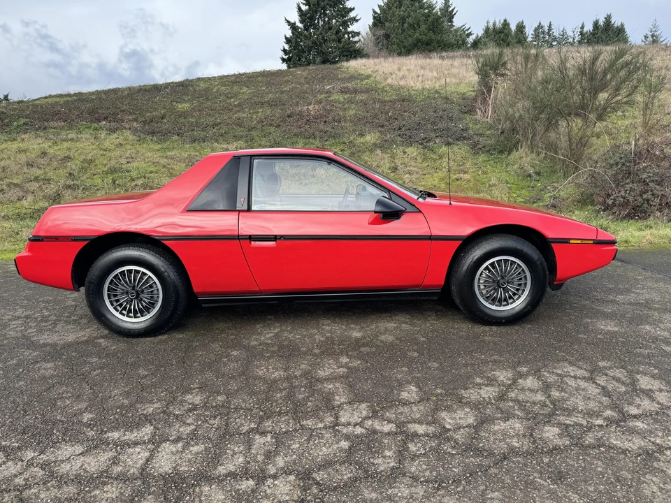 1985 Pontiac Fiero - Image 11 of 31