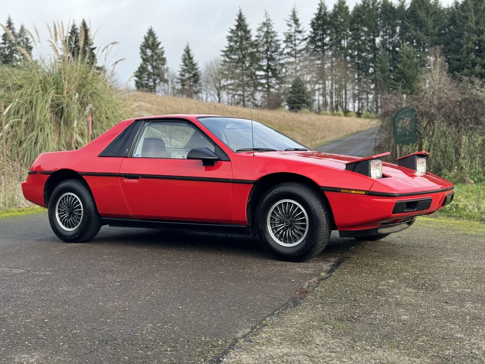1985 Pontiac Fiero - Image 10 of 31