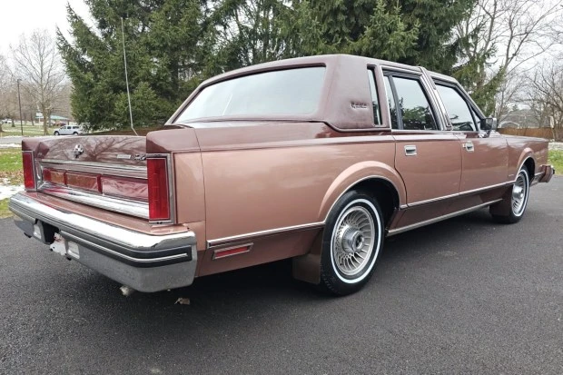 1983 Lincoln Town Car - Image 2 of 8