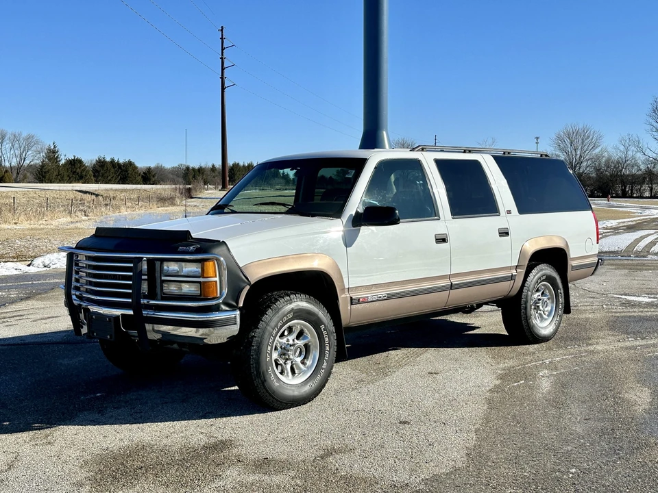 1994 GMC Suburban 8th Gen - Image 2 of 31