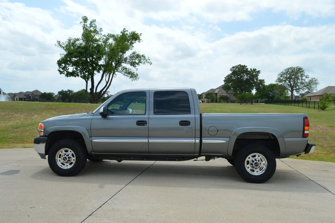 2002 GMC Sierra Heavy Duty 2nd Gen - Image 2 of 31