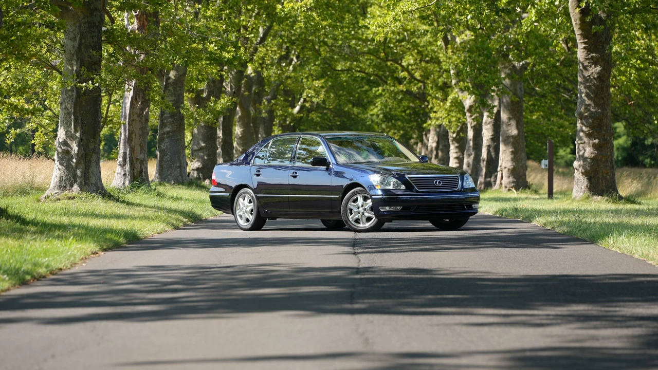 2004 Lexus LS 3rd Gen - Image 5 of 31
