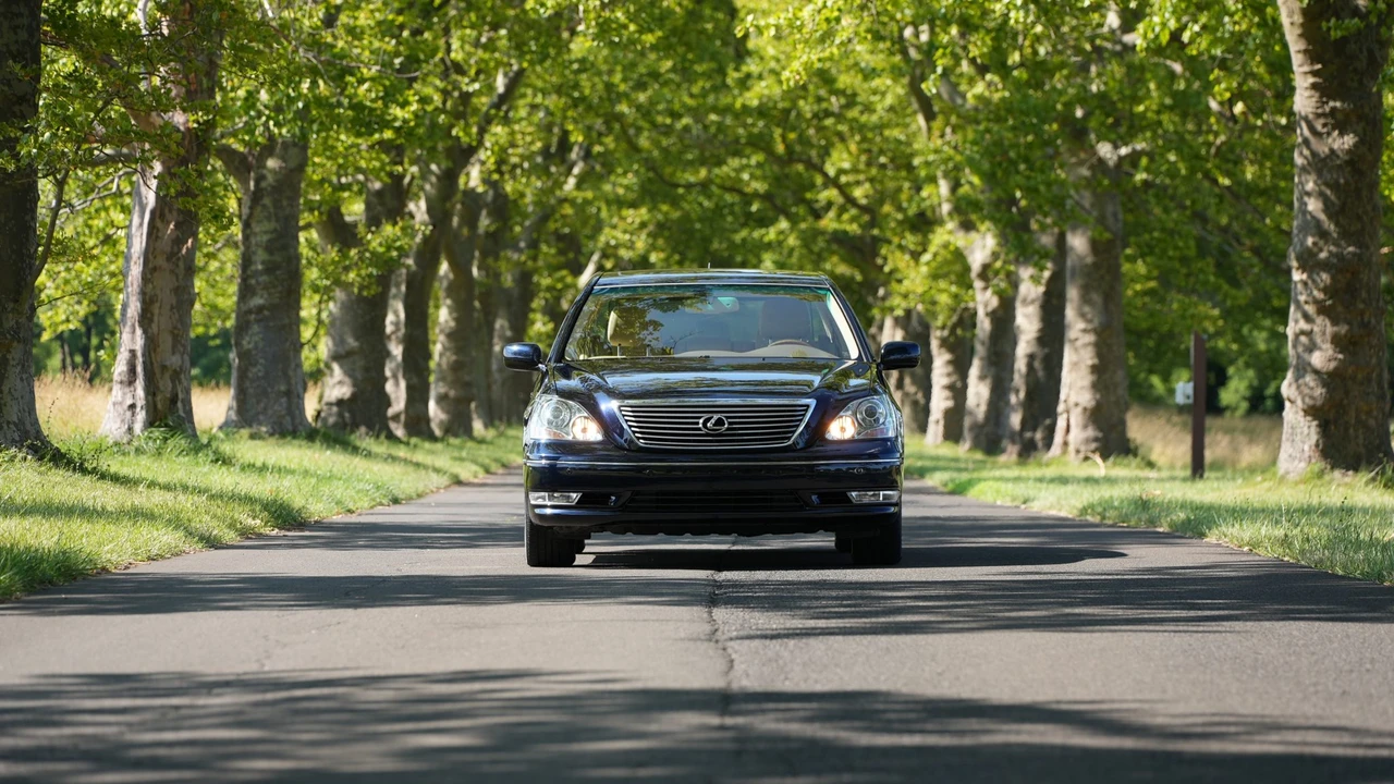 2004 Lexus LS 3rd Gen - Image 16 of 31