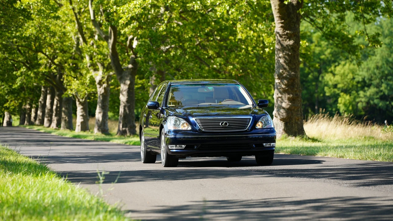 2004 Lexus LS 3rd Gen - Image 15 of 31