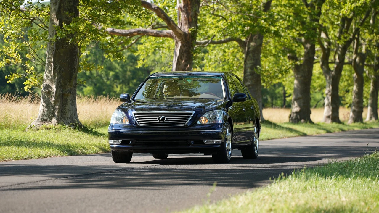 2004 Lexus LS 3rd Gen - Image 18 of 31