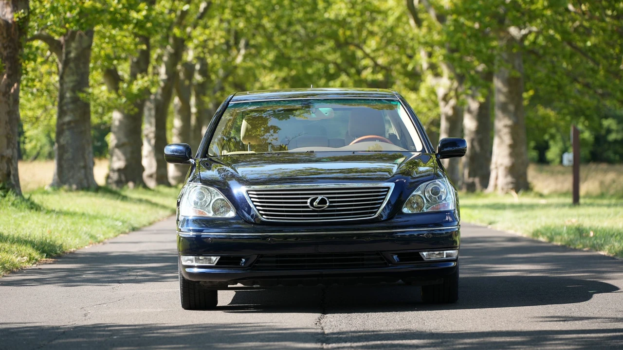 2004 Lexus LS 3rd Gen - Image 17 of 31