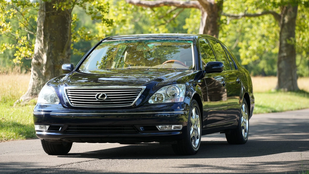 2004 Lexus LS 3rd Gen - Image 19 of 31