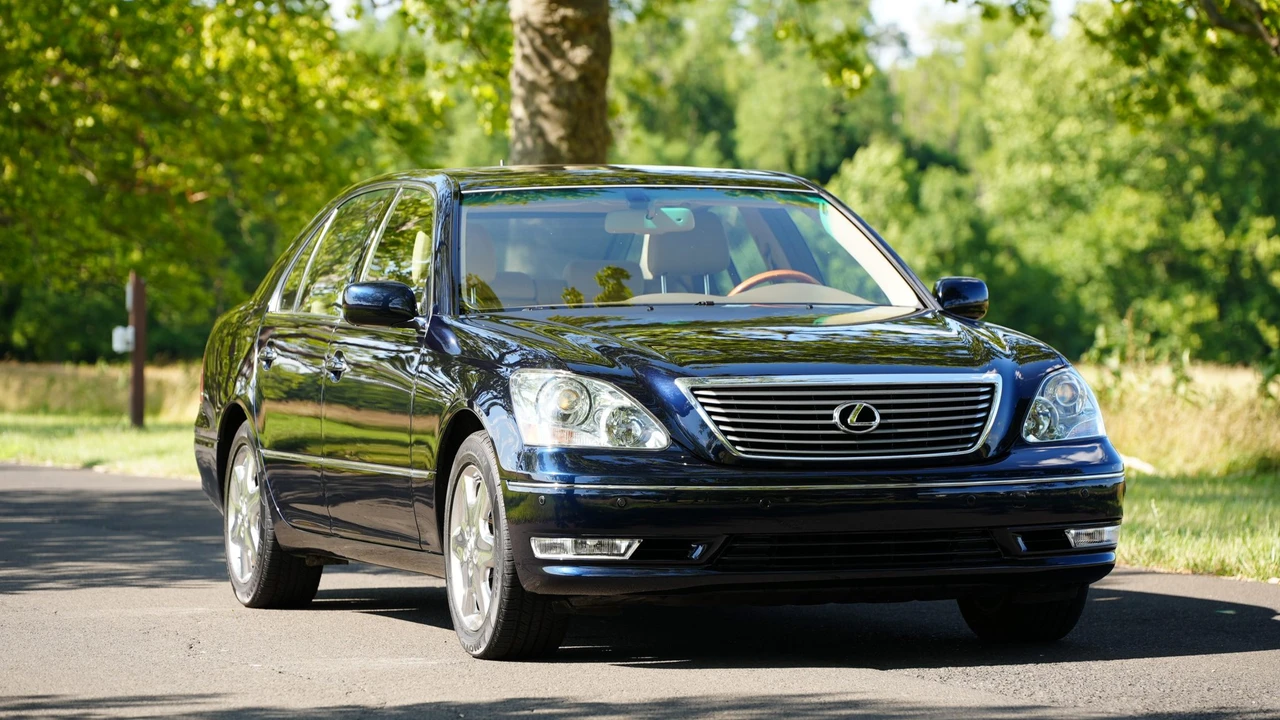 2004 Lexus LS 3rd Gen - Image 13 of 31