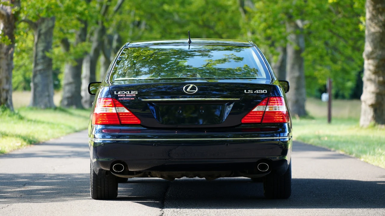 2004 Lexus LS 3rd Gen - Image 23 of 31