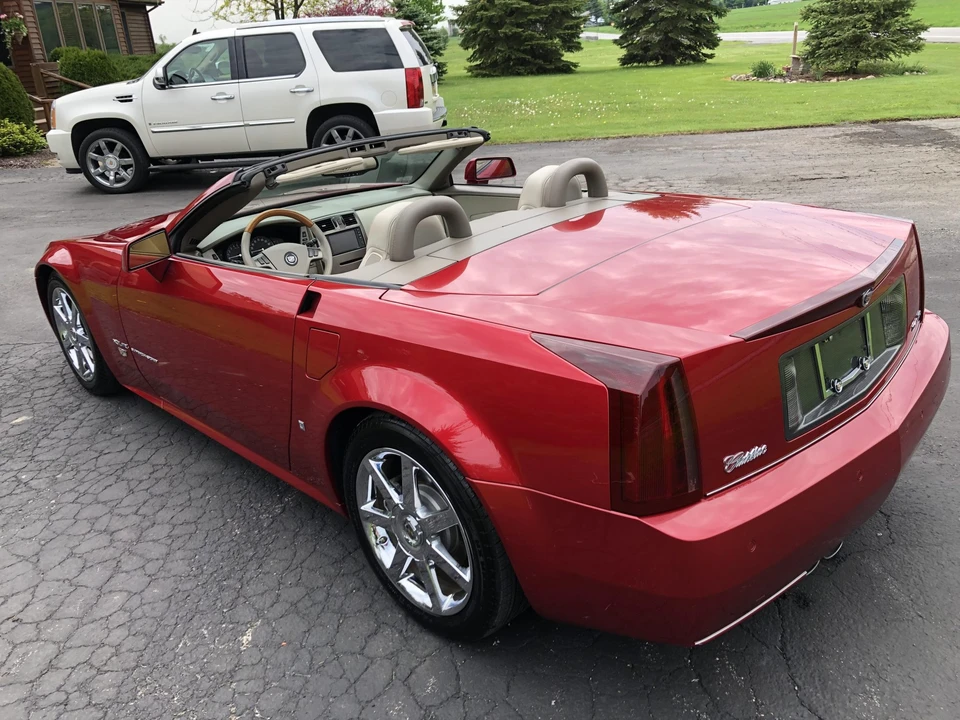 2005 Cadillac XLR - Image 8 of 31