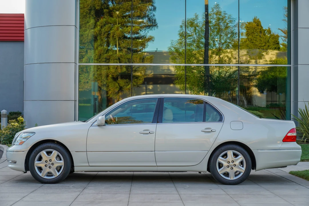 2005 Lexus LS 3rd Gen - Image 9 of 31