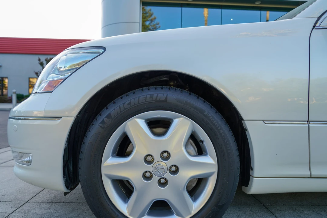 2005 Lexus LS 3rd Gen - Image 16 of 31