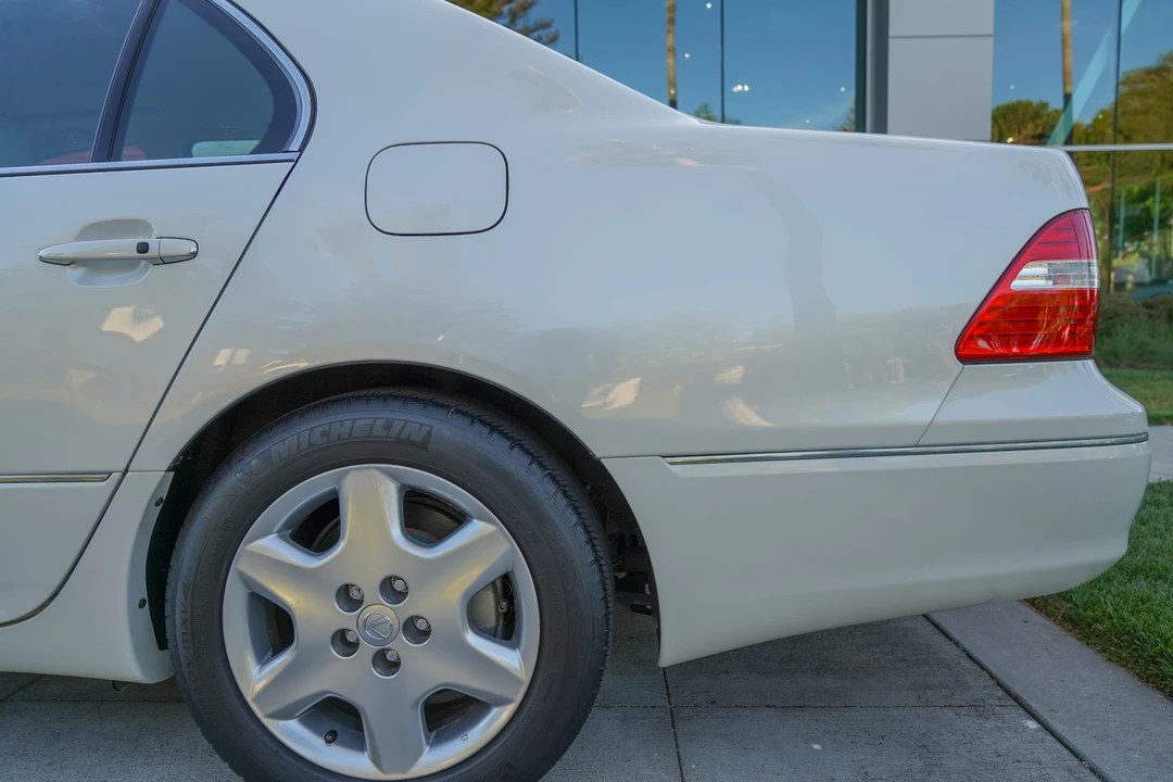 2005 Lexus LS 3rd Gen - Image 21 of 31
