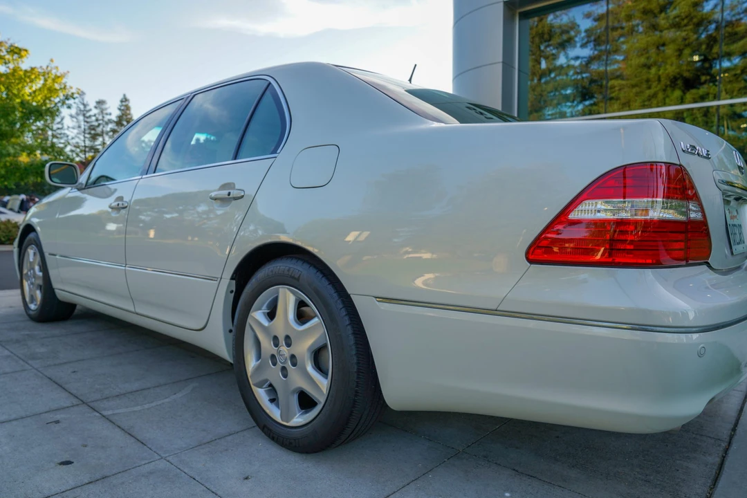 2005 Lexus LS 3rd Gen - Image 24 of 31