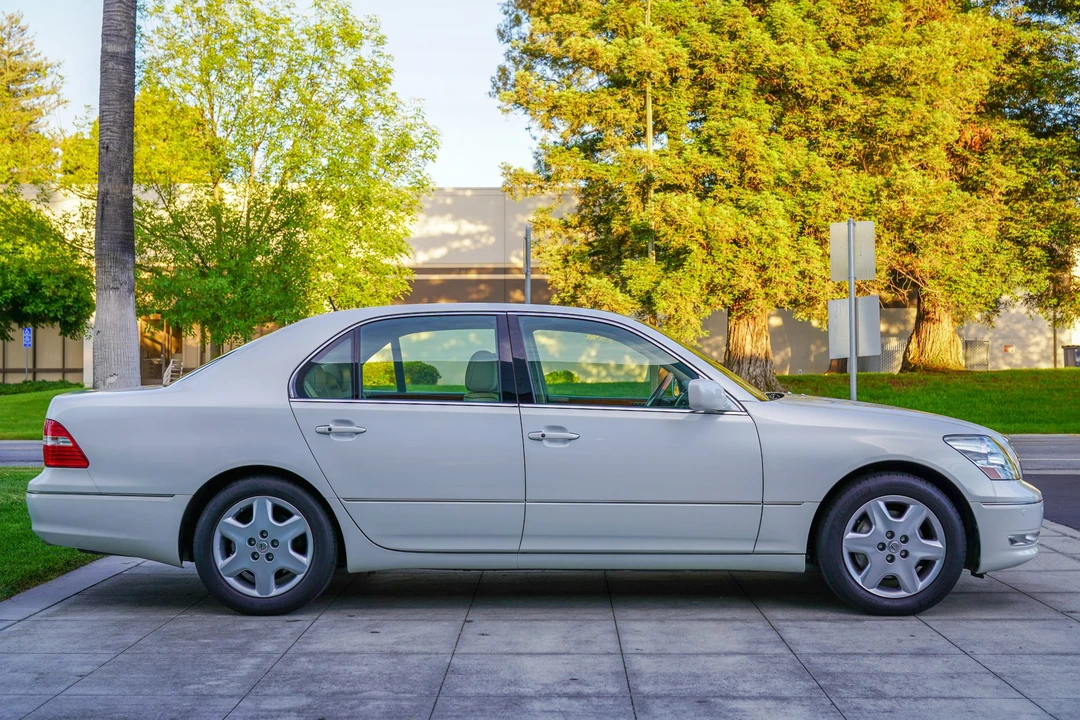 2005 Lexus LS 3rd Gen - Image 5 of 31