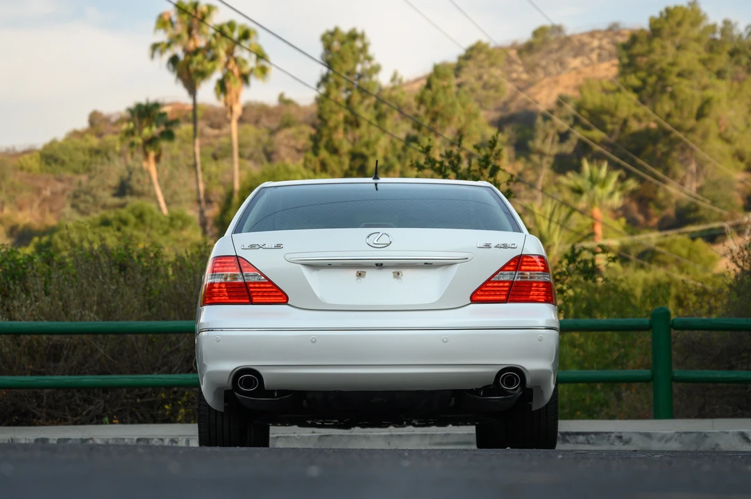 2006 Lexus LS 3rd Gen - Image 17 of 31