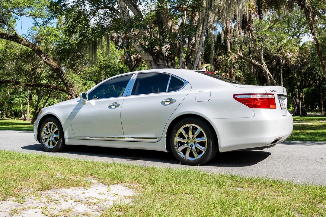 2009 Lexus LS 4th Gen - Image 15 of 31