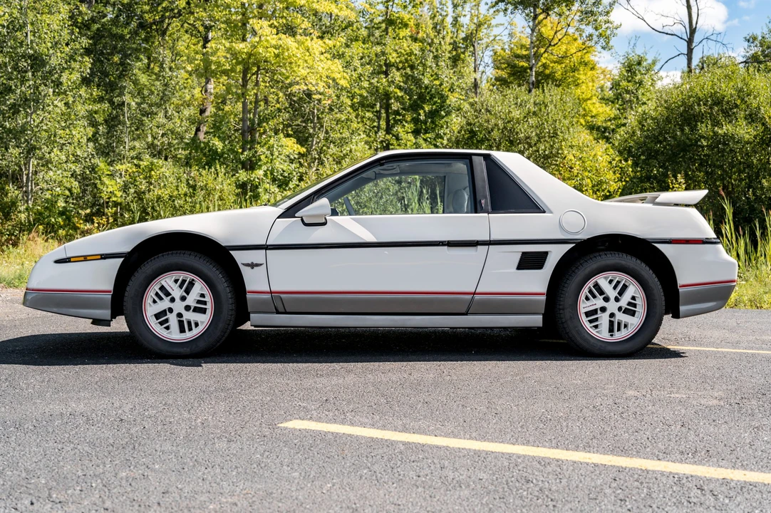 1984 Pontiac Fiero - Image 17 of 31