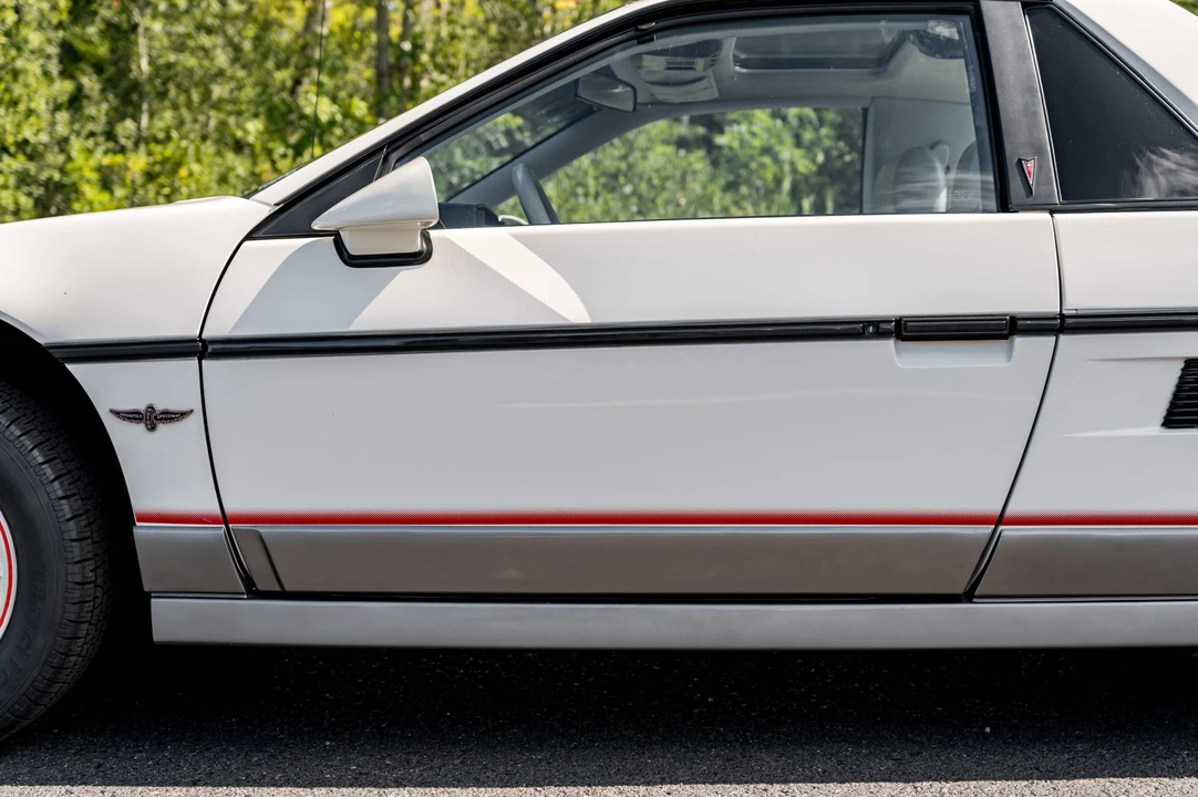 1984 Pontiac Fiero - Image 18 of 31