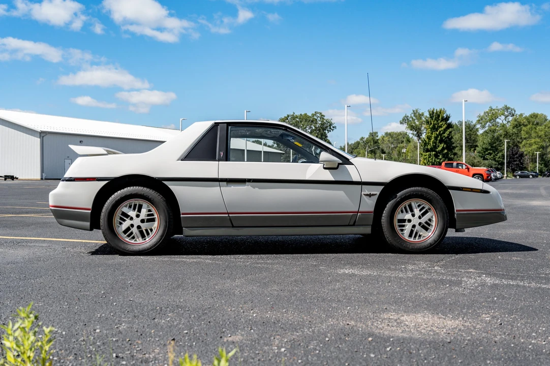 1984 Pontiac Fiero - Image 13 of 31
