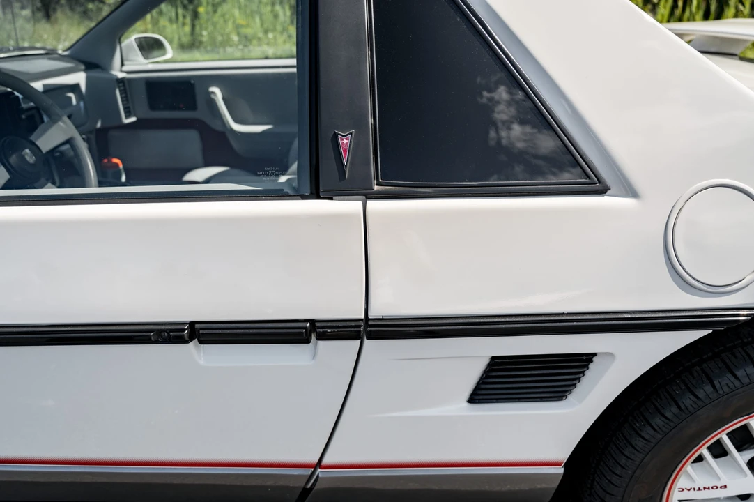 1984 Pontiac Fiero - Image 20 of 31