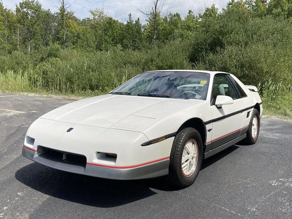 1984 Pontiac Fiero - Image 2 of 31