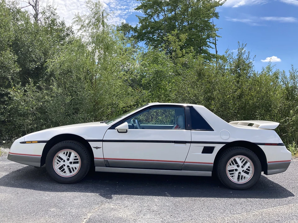1984 Pontiac Fiero - Image 9 of 31